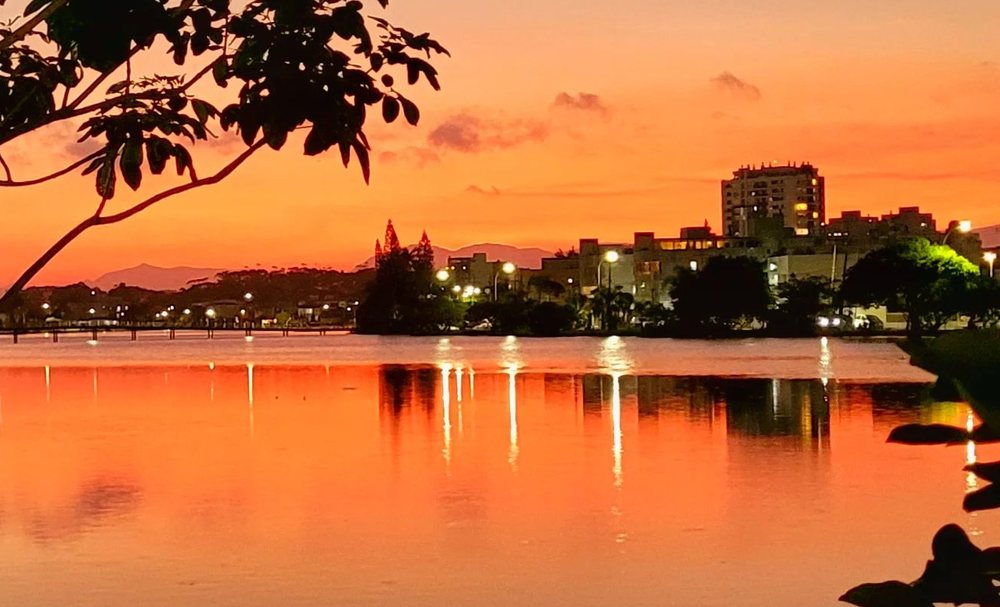 Pôr do sol na Lagoa do Violão, no Centro de Torres